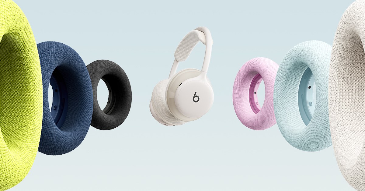 หูฟังครอบหู Beats 360 สีครีมอยู่กลางภาพ ล้อมด้วยเบาะรองหูแบบผ้าถักหลายสีที่ถอดเปลี่ยนได้