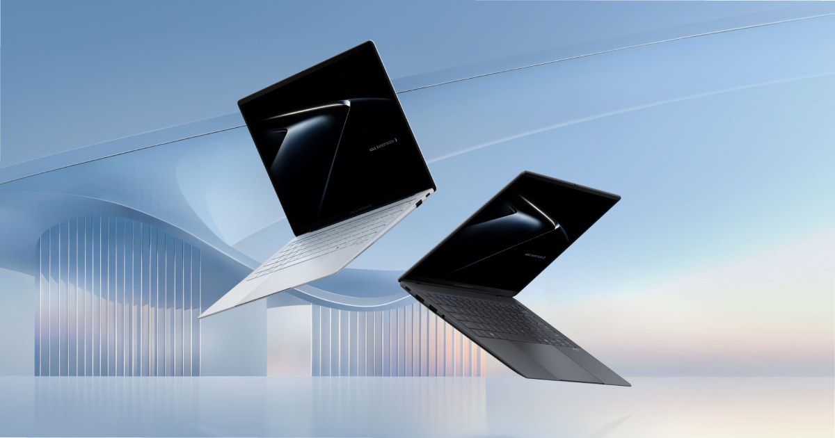 โน้ตบุ๊ก ASUS ExpertBook Ultra สองเครื่องสีเงินและสีเทาเข้มลอยอยู่กลางภาพ