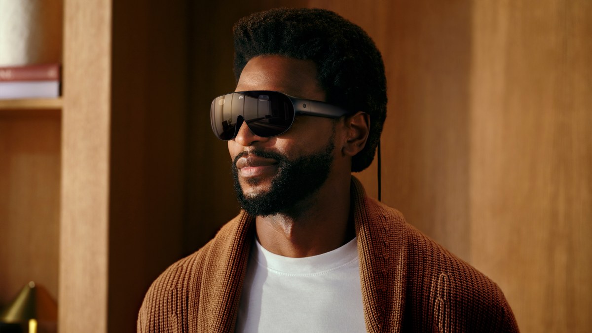 ชายสวมแว่น Meta VR Glasses ทรงแว่นกันแดดบานเดียว มีสายเล็กห้อยลงจากขาแว่น