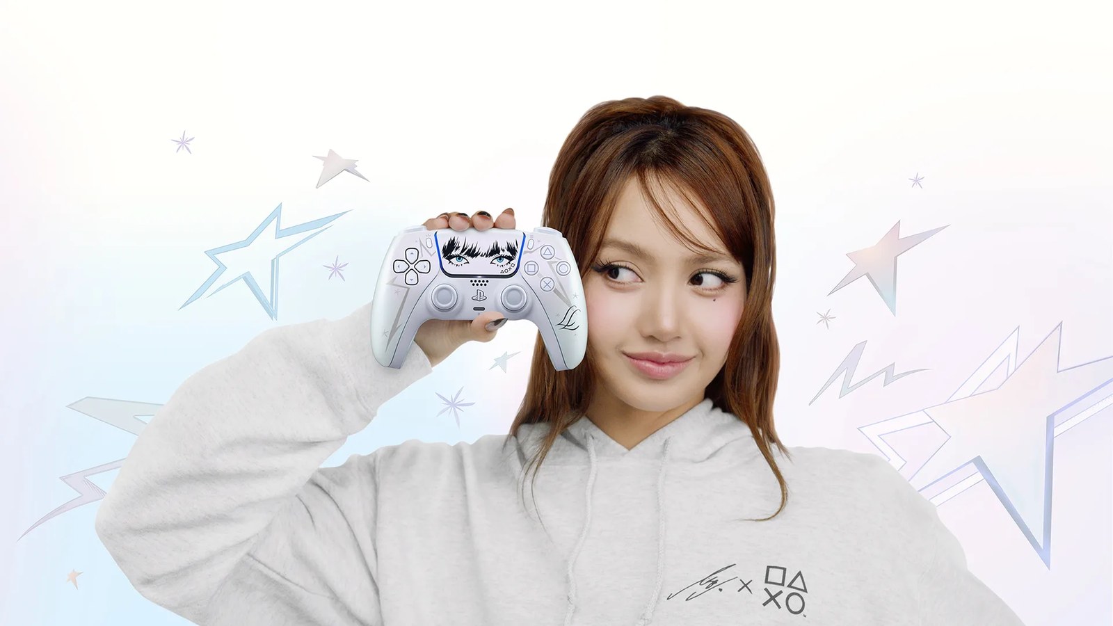 Lisa ถือจอย DualSense สีขาวมุก ทัชแพดเป็นลายหน้าม้าและดวงตา