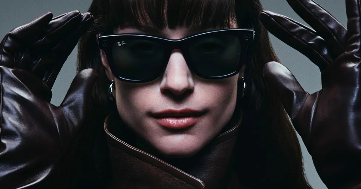 ผู้สวมแว่น Ray-Ban Meta ทรงเวย์แฟร์เรอร์สีดำ ภาพประชาสัมพันธ์จาก Meta