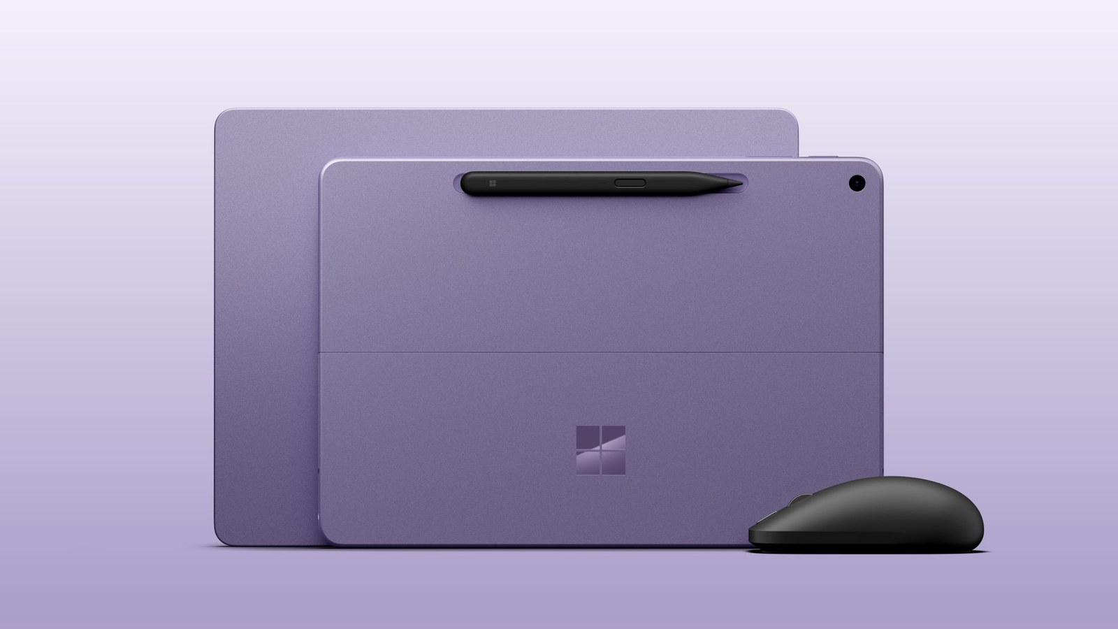 Surface Pro 12 นิ้ว สีม่วง วางคู่กับปากกา Slim Pen และ Surface Mouse สีดำ บนพื้นหลังไล่สีม่วงอ่อน