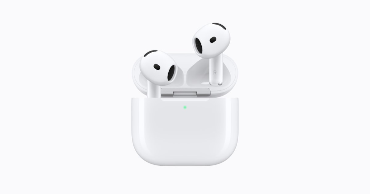 หูฟัง AirPods 5 สีขาวลอยอยู่เหนือเคสชาร์จที่เปิดฝา