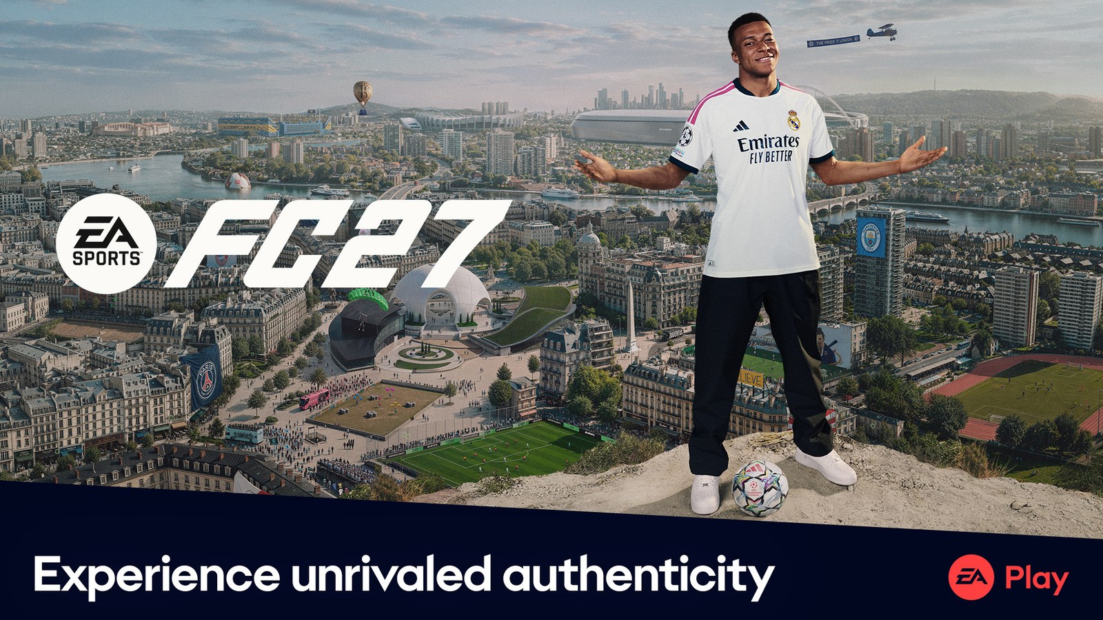 ภาพโปรโมต EA Sports FC 27 นักเตะยืนบนเนินมองเมืองที่มีสนามฟุตบอลหลายแห่ง พร้อมโลโก้ EA Play