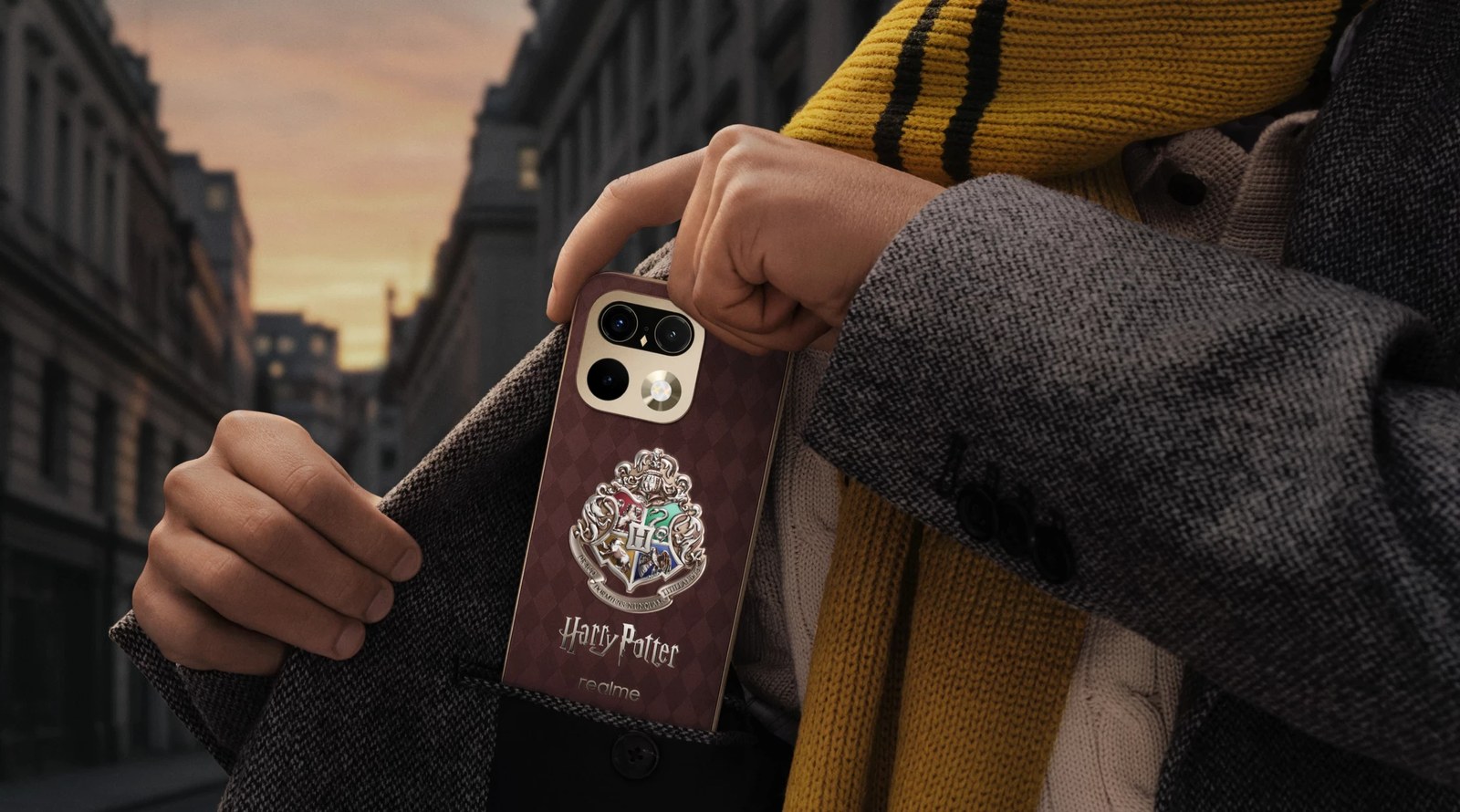 มือถือ realme 16 Pro Harry Potter Edition ฝาหลังสีน้ำตาลลายตาราง มีตราฮอกวอตส์ ถูกเก็บลงกระเป๋าเสื้อโค้ท