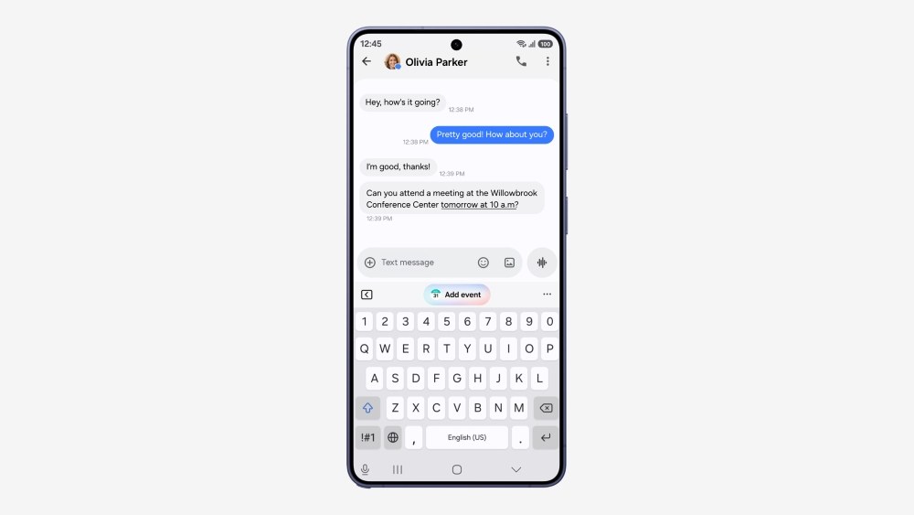 สมาร์ทโฟน Galaxy แสดงแอปข้อความที่มีปุ่ม Add event เด้งขึ้นเหนือคีย์บอร์ด ตัวอย่างฟีเจอร์ Now Nudge ใน One UI 9