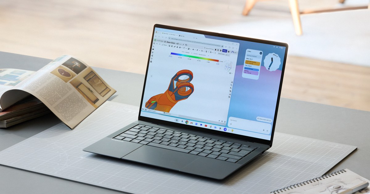 โน้ตบุ๊ก ASUS Googlebook 14 เปิดฝาวางบนโต๊ะทำงาน แสดงงานออกแบบสามมิติบนจอพร้อมแถบผู้ช่วย Gemini ด้านขวา