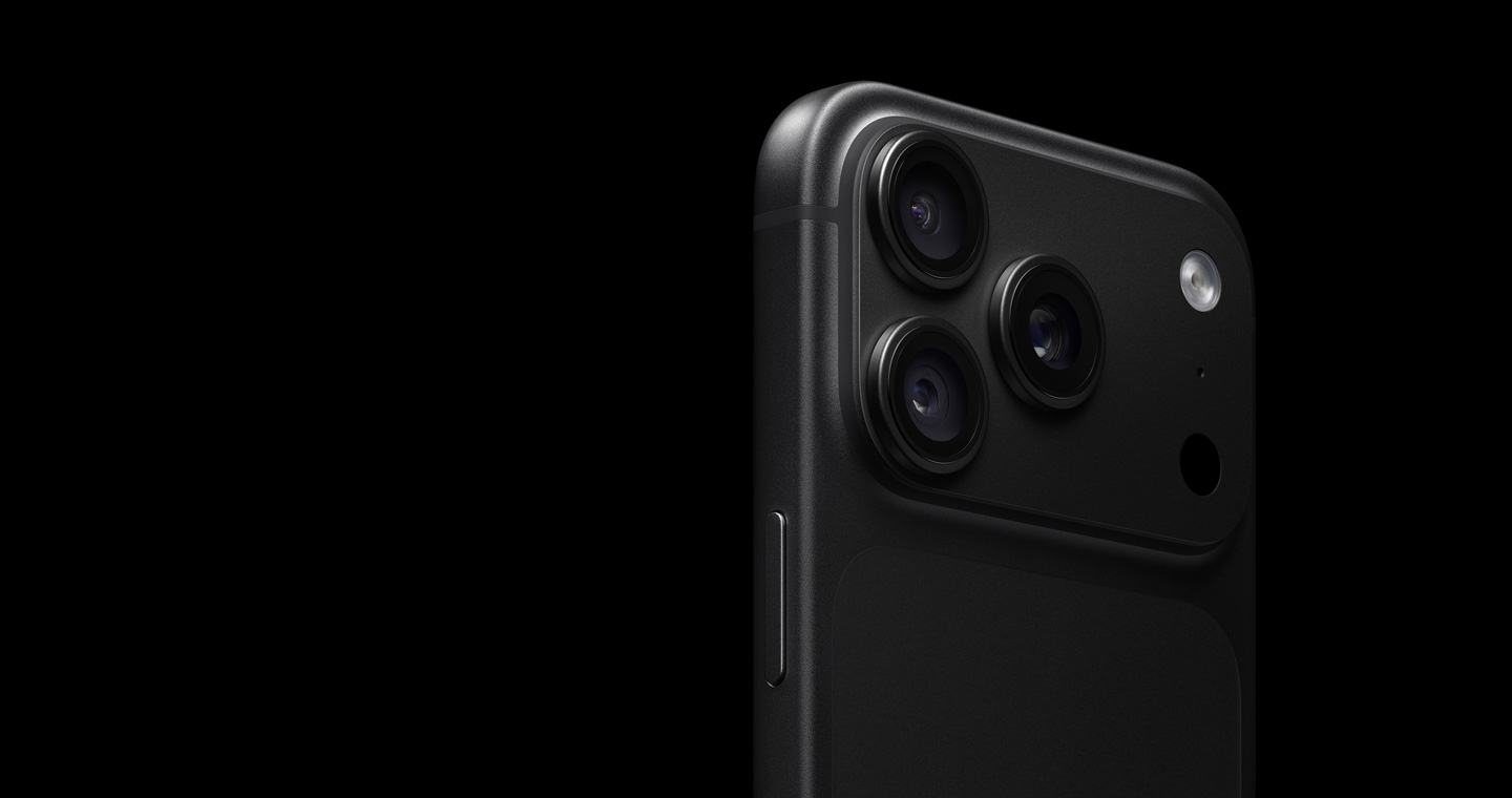 ด้านหลังส่วนบนของ iPhone 18 Pro สีดำ เห็นชุดกล้องสามตัวบนพื้นหลังดำ
