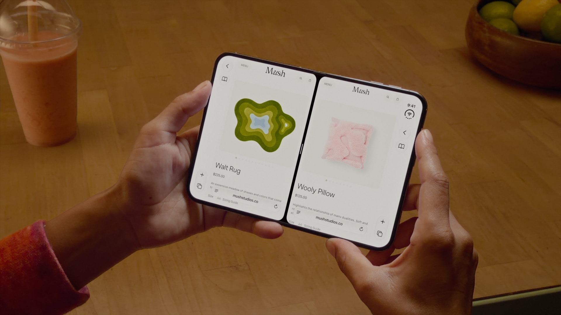 iPhone Duo ขณะกางเครื่อง แสดง Safari สองหน้าต่างเคียงกัน โดยมีหน้าสินค้าพรมทางซ้ายและหมอนทางขวา