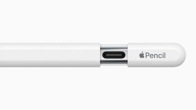 ภาพระยะใกล้ของ Apple Pencil (USB-C) ที่เลื่อนฝาออกให้เห็นพอร์ต USB-C