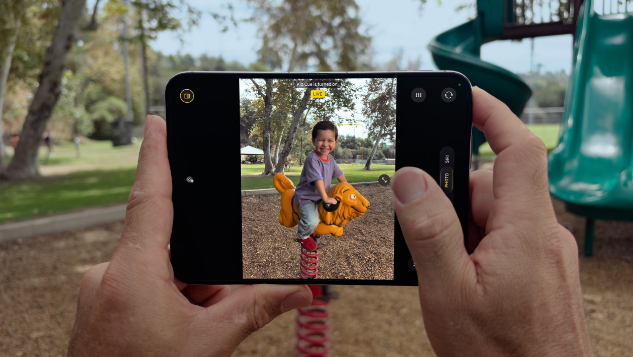 iPhone Duo ในภาพปลายเฟรมของส่วนสาธิต Kid Cue