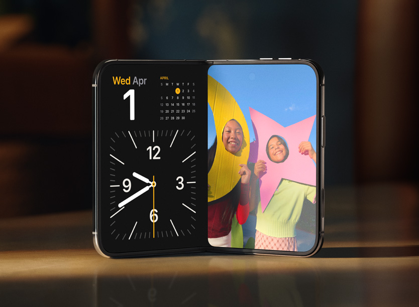 iPhone Duo กางเป็นสองจอในโหมดสแตนด์บาย จอซ้ายแสดงนาฬิกาและปฏิทิน ส่วนจอขวาแสดงรูปถ่าย