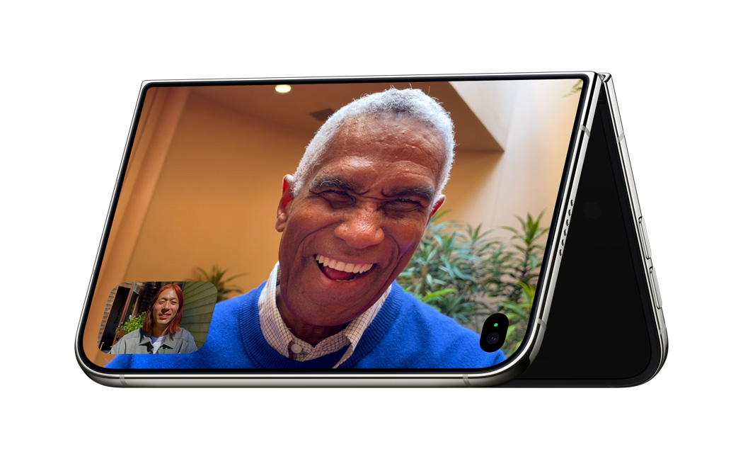 iPhone Duo วางตั้งเป็นรูปตัววี โดยจอด้านนอกแสดงภาพ FaceTime ในส่วนโหมดสแตนด์บาย