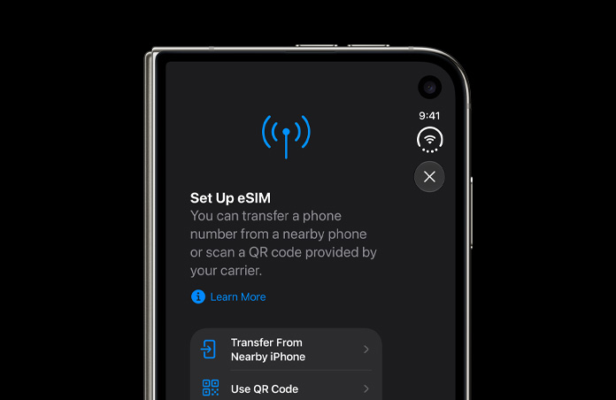 หน้าจอ iPhone แสดงตัวเลือกตั้งค่า eSIM ด้วยการถ่ายโอนจาก iPhone ใกล้เคียงหรือใช้ QR Code