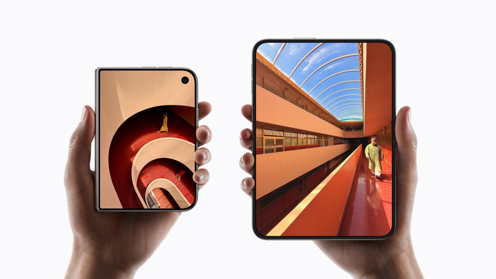 iPhone Duo แสดงจอด้านในขนาดใหญ่คู่กับจอด้านนอกขณะถืออยู่ในมือ